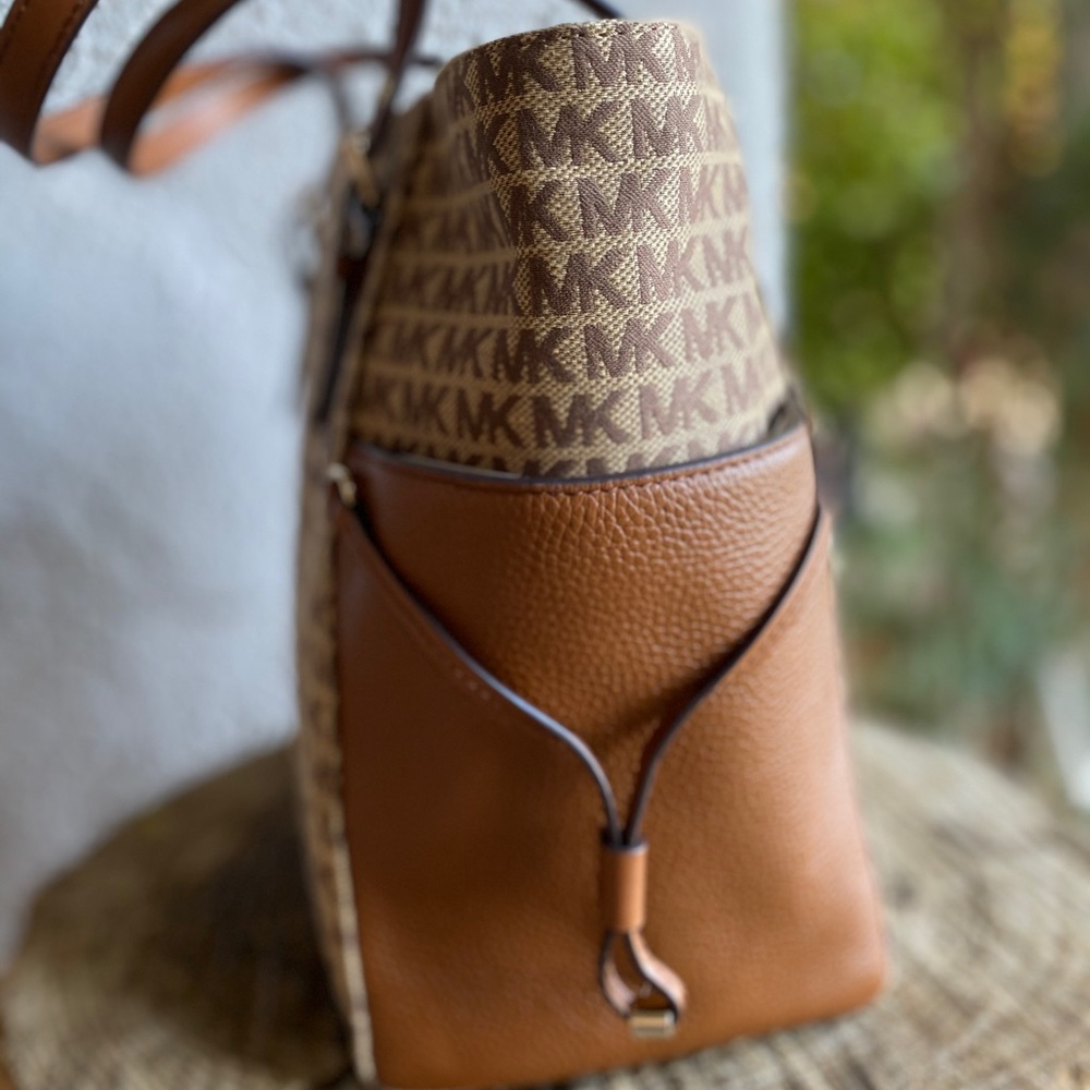 Micheal Micheal Kors Signature Tote - Picture 4 of 8